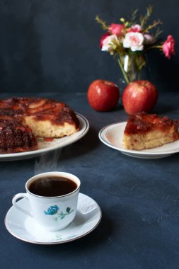 Mutfak çatallı elmalı turta, kahve ve elmalar...