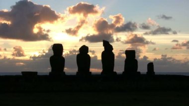 Moai, Paskalya Adası, Şili