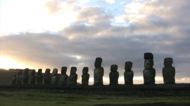 Moai, Paskalya Adası, Şili