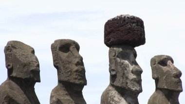Moai, Paskalya Adası, Şili