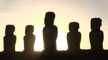 Moai, Paskalya Adası, Şili