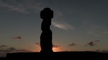 Moai, Paskalya Adası, Şili