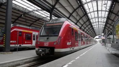 Wiesbaden, Almanya - 12 Temmuz 2017 Wiesbaden Merkez İstasyonu