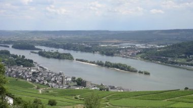 Ren Nehri Rudesheim am Rhein, Almanya 'dan akıyor.