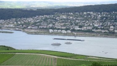 Ren Nehri Rudesheim am Rhein, Almanya 'dan akıyor.