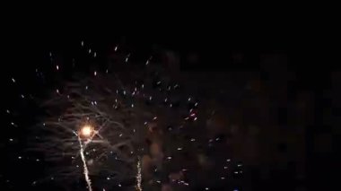 Gökyüzündeki Havai fişek manzarası 