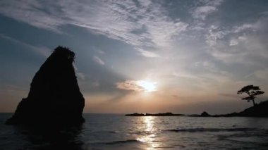 Denizin üzerinde güzel bir gün batımı