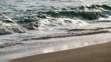 Sahildeki deniz dalgaları