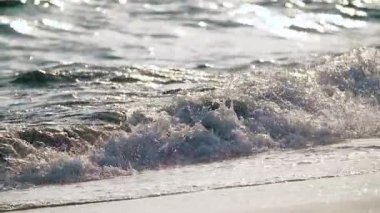 Sahildeki deniz dalgaları