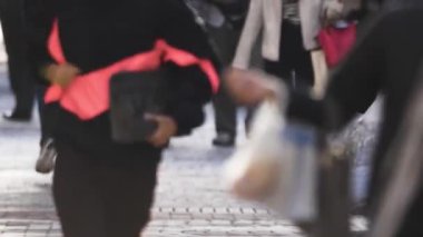Çadırda Yürüyen İnsanlar