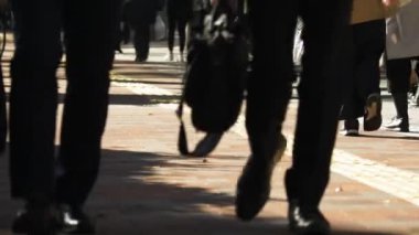 Çadırda Yürüyen İnsanlar