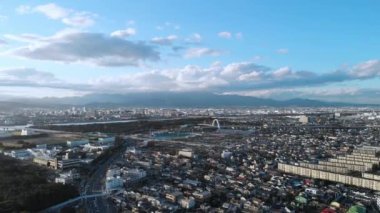 Kanagawa, Japonya 'daki Chigasaki şehrinin hava görüntüsü.
