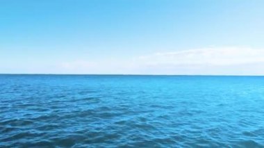 Güneşli bir günde okyanus yüzeyinin hava görüntüsü
