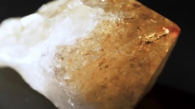 Mineral Taşı, Turntable 'da Citrine Kristalinin Yakın Çekimi