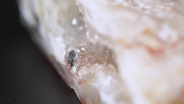 Piedra Mineral Plano Cerca Ágata Con Cristales Interior Plataforma Giratoria — Vídeo de stock