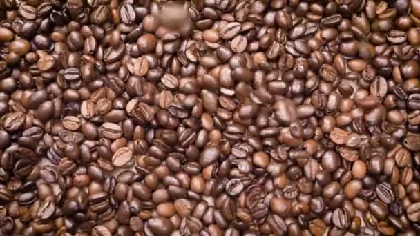 Detailní záběr na pražená kávová zrna pádu na hromadu