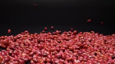 İzole edilmiş Siyah Arkaplanda Adzuki Fasulyelerinin Yakın Çekimi