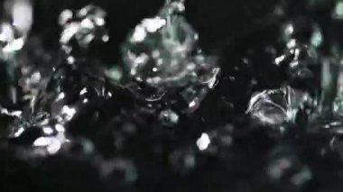 Su Yüzeyine Düşen Su Damlaları, Yüksek Karşıtlık Arkaplanı