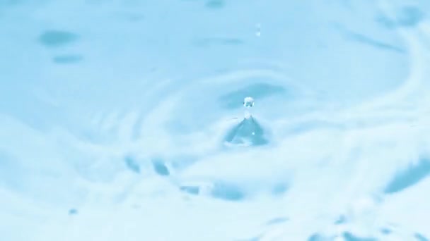Gotas Agua Cayendo Sobre Superficie Del Agua — Vídeo de stock