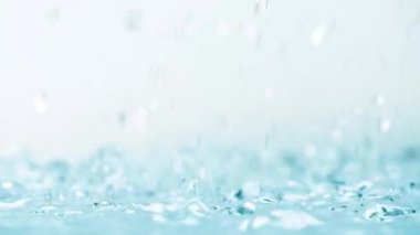 Su yüzeyine düşen su damlaları