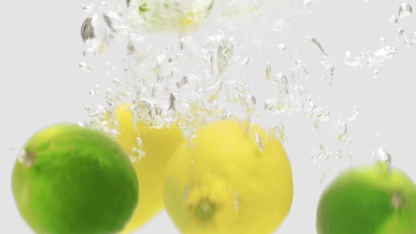 Świeże Cytryny Limes Wpadające Wody Odizolowane Białym Tle — Wideo stockowe