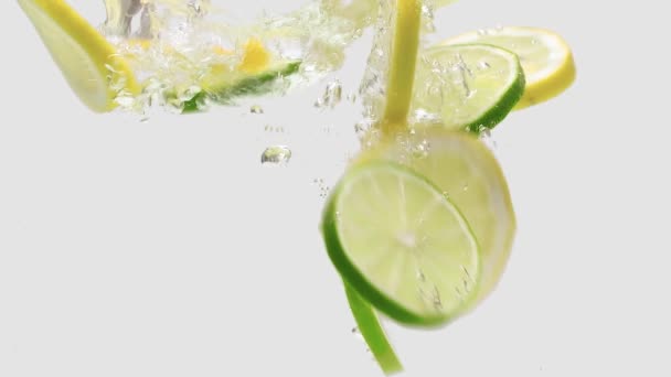 Fatias Limão Fresco Limão Caindo Água Isoladas Fundo Branco — Vídeo de Stock