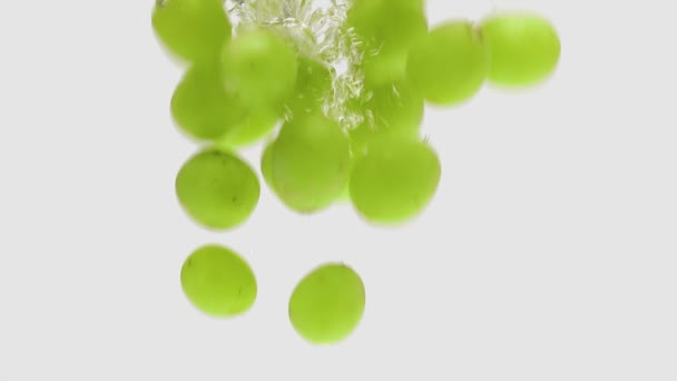 Świeże Winogrona Muscat Spadające Wody Izolowane Białym Tle — Wideo stockowe