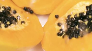 Taze yarıya düşen su Papaya 'ya düşer.