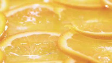 Taze Portakal Dilimlerinin Yakın Çekimine Düşen Su