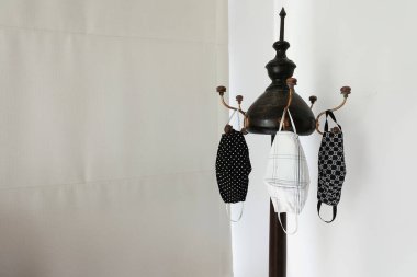 Yıkandıktan sonra çamaşır ipine asılı el yapımı yüz maskeleri. Covid-19 yüzünden bugün yüz maskesi takmak zorunda kalacağız. Nadir bulunan bir şey olsun. Bu yüzden insanlar kendi maskelerini yaptı..