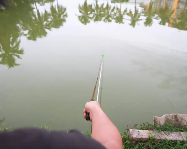 Man Sitting River Bank Fishing Summer Outdoor Seasonal Leisure Fishing — Stock Photo, Image