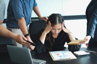 Bir kadın ofis çalışanı sıkılmış ve yorgun. Bitkin ve depresif..
