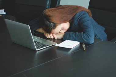 Burnout Sendromu. İş kadını çalışmaktan rahatsız oluyor. Ki bu da stresten kaynaklanıyor. Başarısız bir işten ve daha az dinlenmekten kaynaklanıyor. Uzman bir psikiyatriste danış..