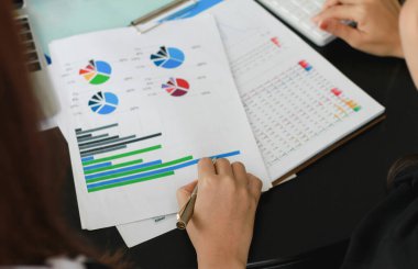 İş adamı muhasebeci ya da finans uzmanı şirket ofisindeki iş raporu grafiğini ve finans şemasını analiz eder. Finans ekonomisi, bankacılık sektörü ve borsa araştırmaları kavramı.