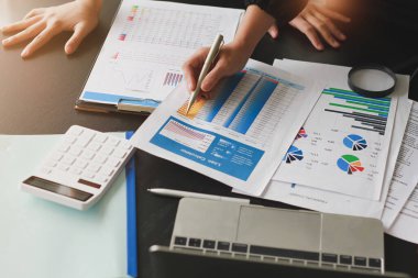 İş Adamları Toplantısı Ofisteki mali rapor tablosu verilerini analiz etmek, tartışmak ve beyin fırtınası yapmak için Mali Danışmanlık Ekibi ve Muhasebe Konsepti.
