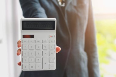 İş kadını yıllık denge hesap makinesi kullanıyor. Muhasebe kavramı.