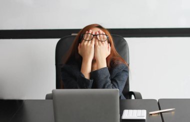 Burnout Sendromu. İş kadını çalışmaktan rahatsız oluyor. Ki bu da stresten kaynaklanıyor. Başarısız bir işten ve daha az dinlenmekten kaynaklanıyor. Uzman bir psikiyatriste danış..