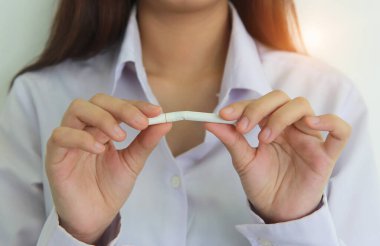 Genç kadınlar sağlıkları için sigarayı bırakacak. Sigarayı bırakma kavramı..