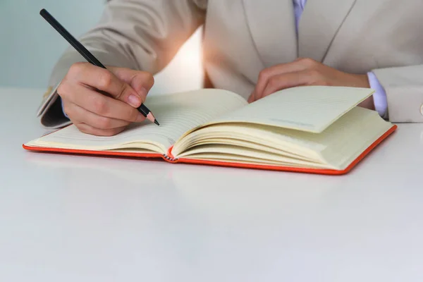 Mulher Mão Está Escrevendo Caderno Com Lápis Escritório — Fotografia de Stock