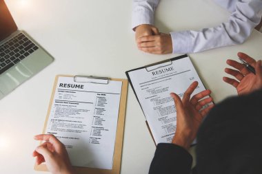 Özgeçmişi olan İK personeliyle yapılan iş görüşmeleri ve önceden hazırlanmış becerileri olan başvuru sahiplerinin geçmiş kontrolleri..