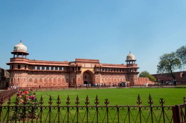 Agra Kalesi, Hindistan 'ın Agra şehrinde tarihi bir kaledir. 1638 'de başkent Agra' dan Delhi 'ye taşınana kadar Babür Hanedanı' nın ana konutuydu.