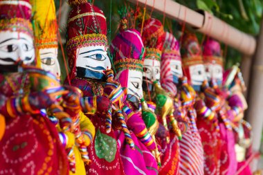 Hindistan, Rajasthan 'daki kral ve kraliçelerin renkli kuklalarına odaklanın.