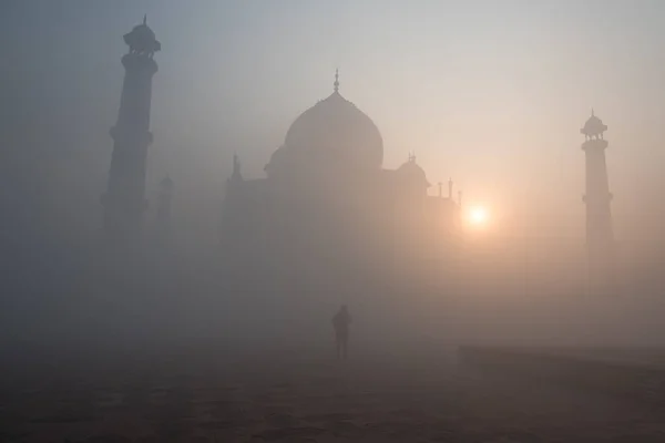 Foggy Winter Morning Taj Dense Fog Engulfing White Monument Single — Stock Photo, Image