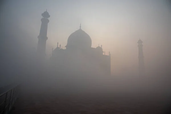 Mistige Winterochtend Taj Dichte Mist Overspoelt Het Witte Monument — Stockfoto