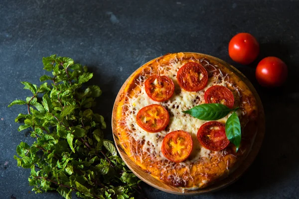 Seçici bir odak noktası olan pizza ve baharatlar diğer tüm malzemelerin bulanık olduğu özel bir bileşene odaklanır..