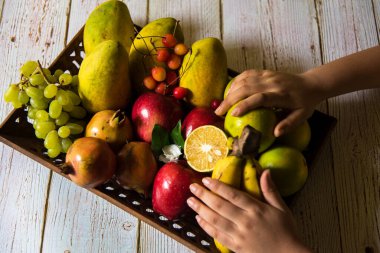 Belirli bir meyvenin seçici bir şekilde kullanılması ile taze meyvelerin üst görünümü ve diğer meyveler ve diğer şeyler bulanıklaştı.