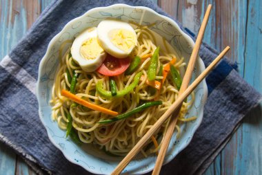 Seçici odaklı baharatlı erişteyi bir kaseye koy.