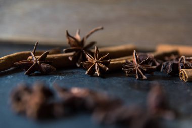 Arka planda yemek çubukları olan bir kasede seçici odaklı erişte.