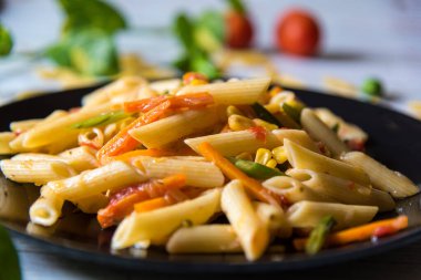 Makarnayı sebzelerle kapatın..