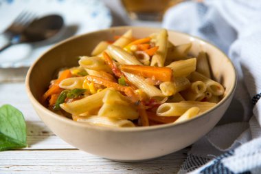 Makarnayı sebze ve peynirle kaplayın ve seçici bir şekilde odaklanın..